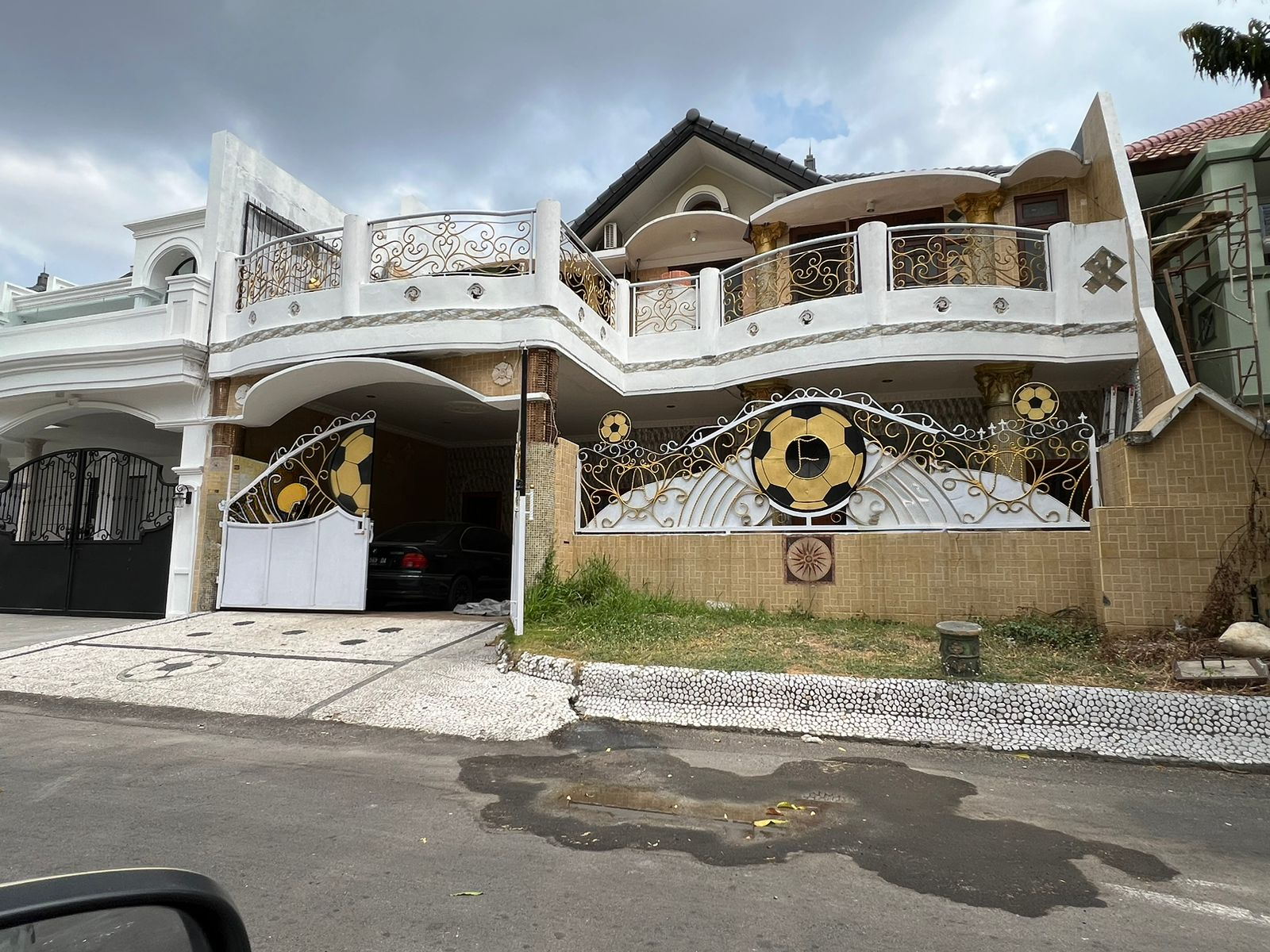 Dijual Rumah Mewah Full Furnish di VBI Pakuwon Indah Surabaya Barat - Image 1