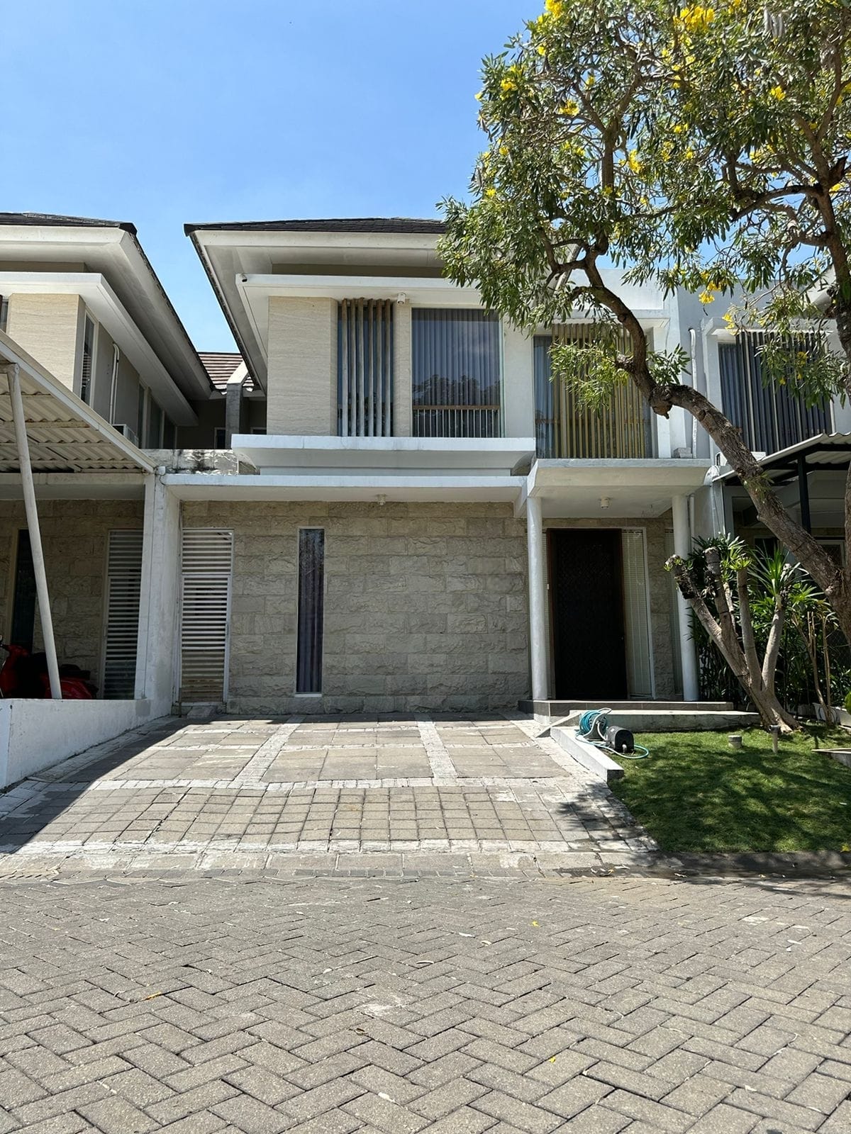 Disewakan Rumah Asri dan Nyaman di Green Hill Citraland Surabaya Barat - Image 1