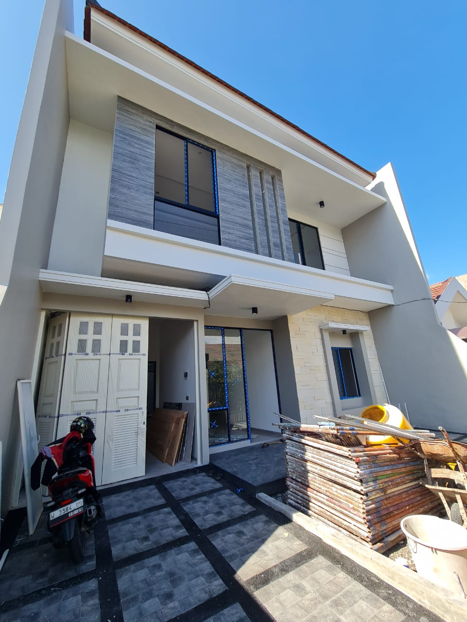 Rumah Dijual Mewah Bangunan Baru Manyar Kertoadi Surabaya Timur - Image 1