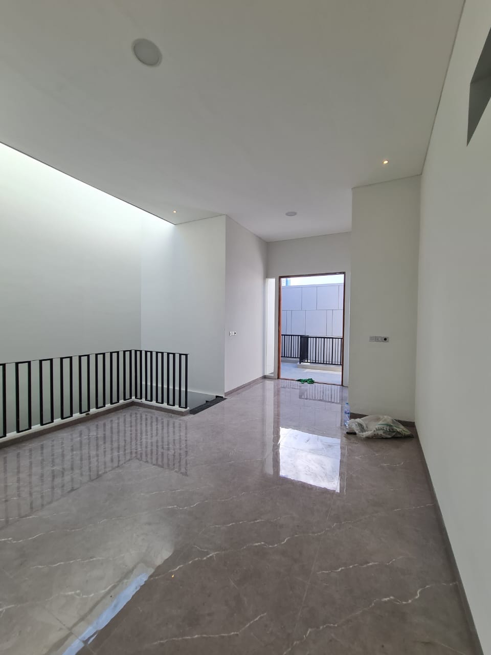 Rumah Dijual Mewah Bangunan Baru Manyar Kertoadi Surabaya Timur - Thumbnail 2