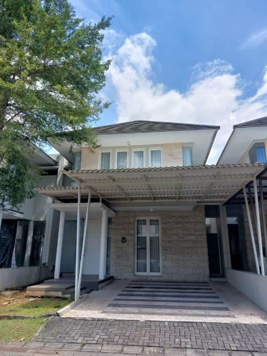 Disewakan Rumah Bagus Nyaman Citraland Wilayah Surabaya Barat - Image 1