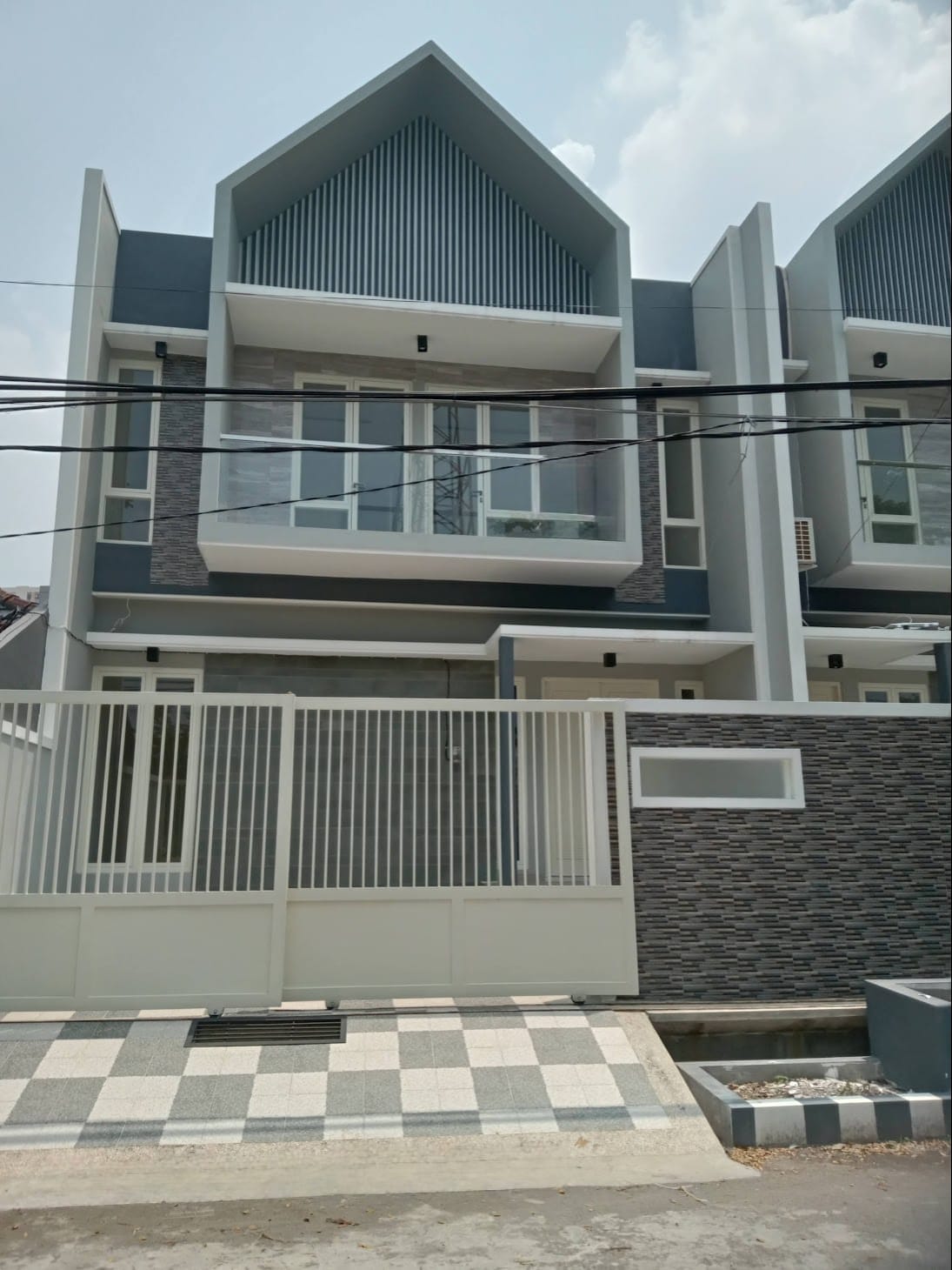 Dijual Rumah Baru Model Scandinavian di Raya Manyar Tirtomoyo Surabaya Timur - Image 1