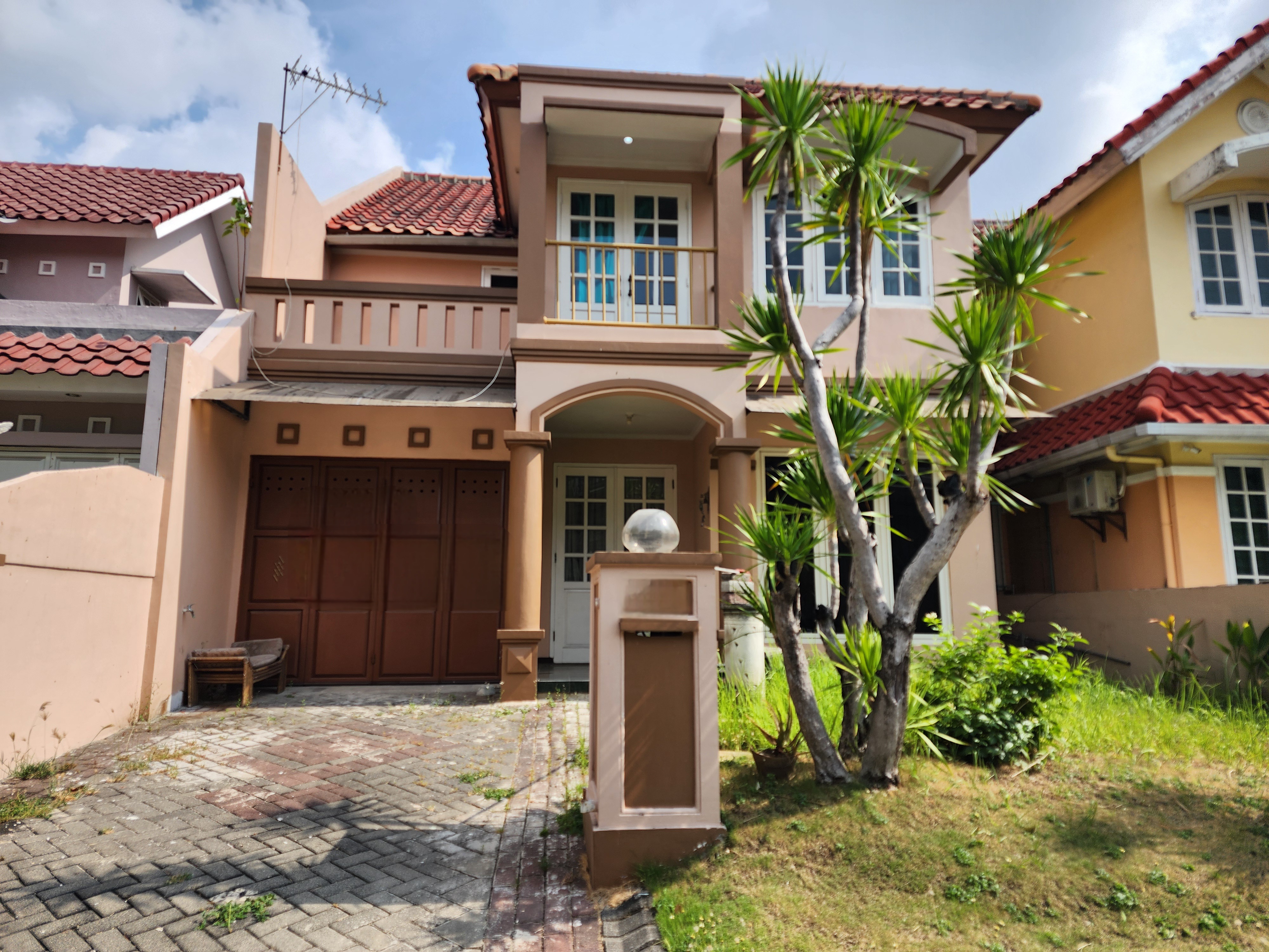 Dijual / disewakan Rumah Villa Valensia Pakuwon Indah Surabaya Barat Dekat Supermall - Image 1