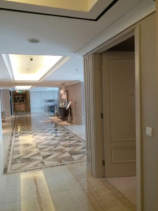 Dijual Unit Apartement Mewah Strategis di The Peak Wilayah Surabaya Pusat - Image 1