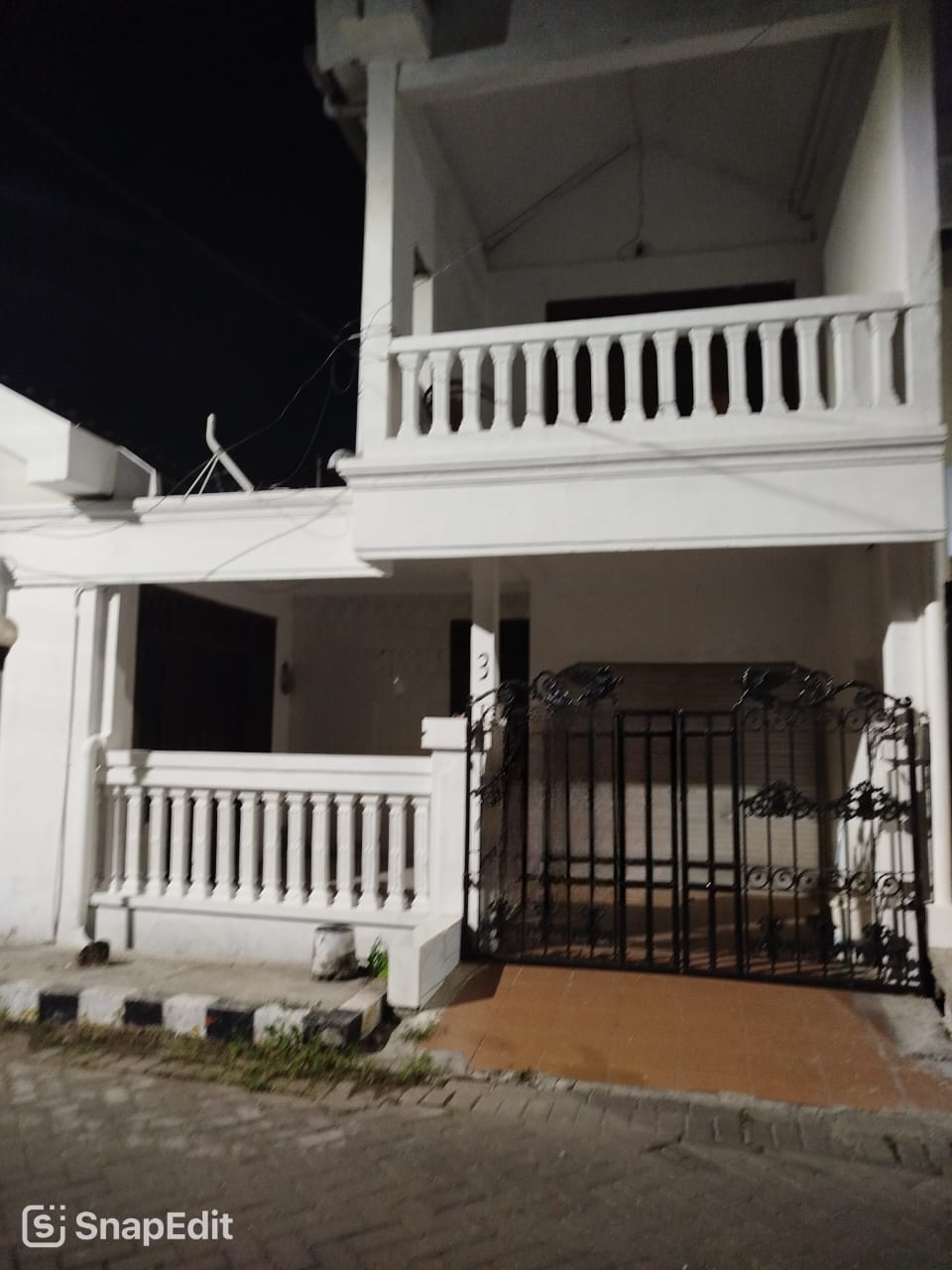 Disewakan Rumah Strategis di Medokan Ayu Selatan Surabaya Timur - Image 1