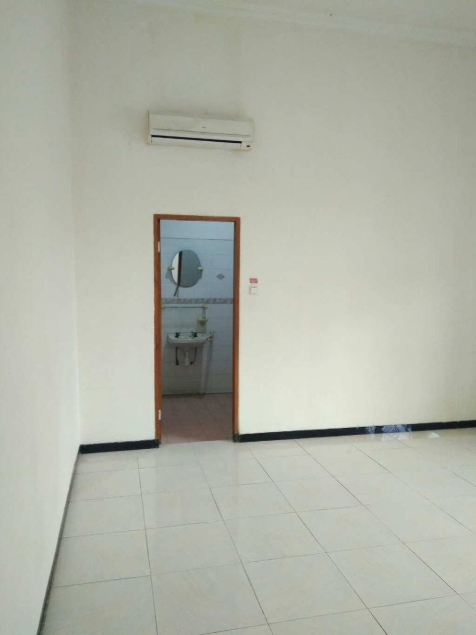 Disewakan Rumah Strategis di Kupang Indah Surabaya Barat - Image 1