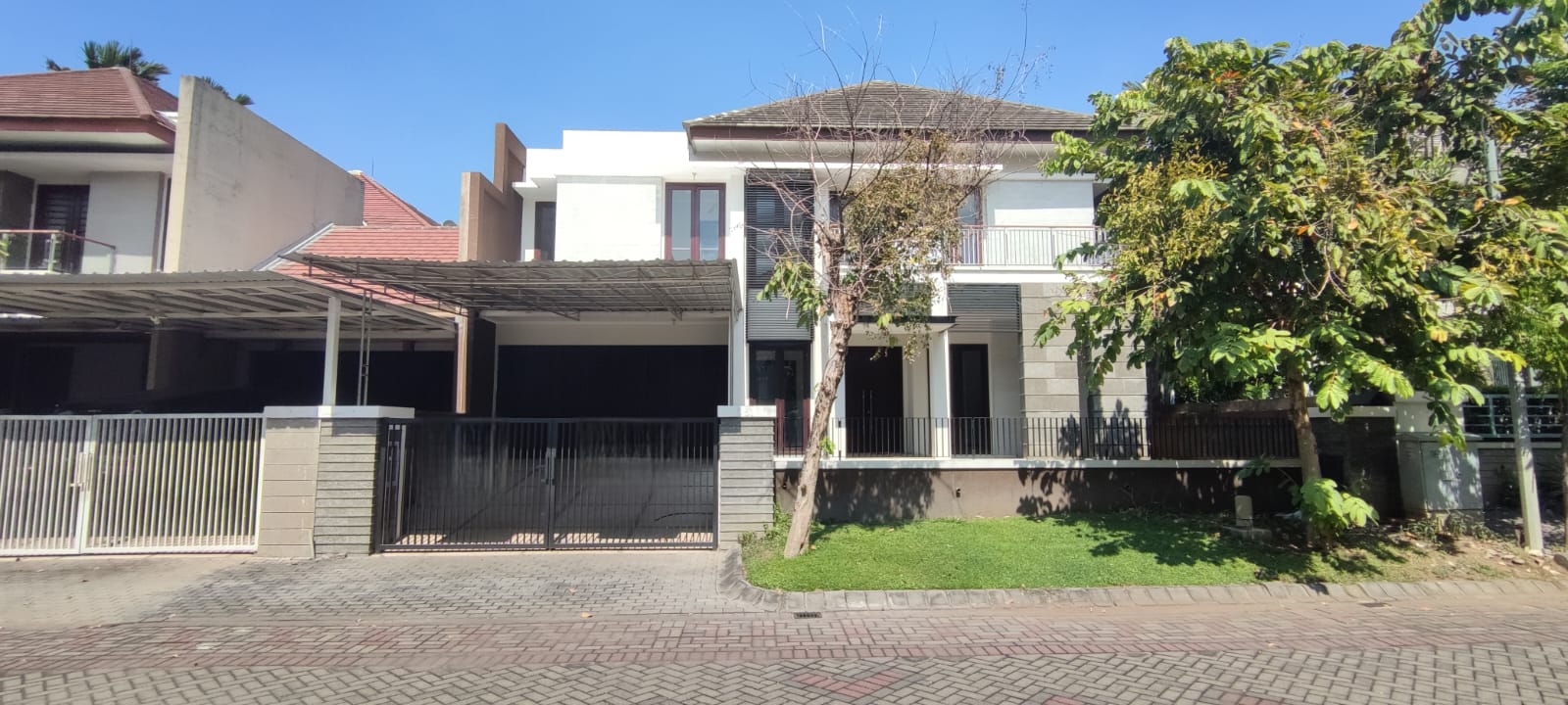 Disewakan Rumah Nyaman Favorit di Graha Family Surabaya Barat - Image 1