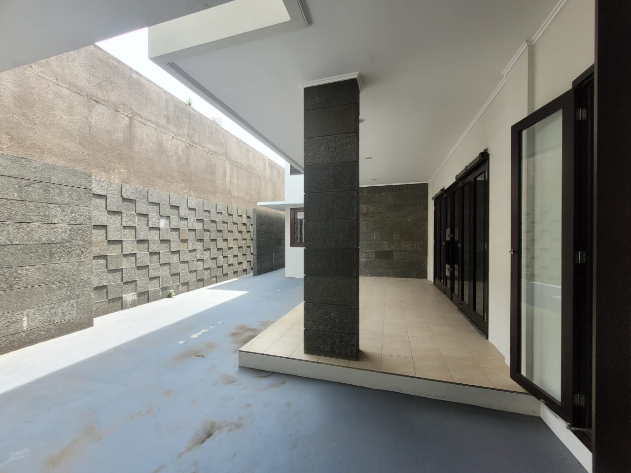 Disewakan Rumah Nyaman Favorit di Graha Family Surabaya Barat - Thumbnail 2