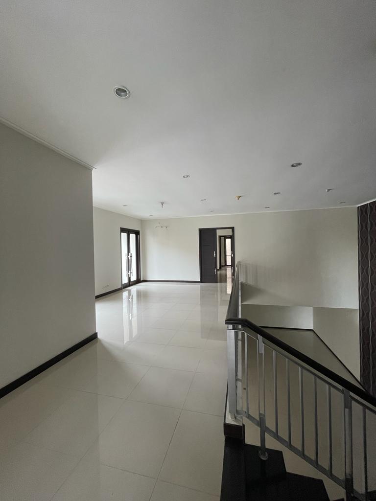 Disewakan Rumah Nyaman Favorit di Graha Family Surabaya Barat - Thumbnail 3