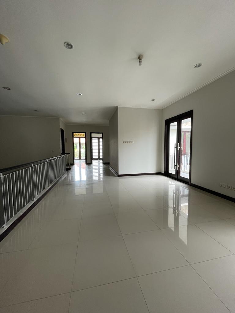 Disewakan Rumah Nyaman Favorit di Graha Family Surabaya Barat - Thumbnail 4