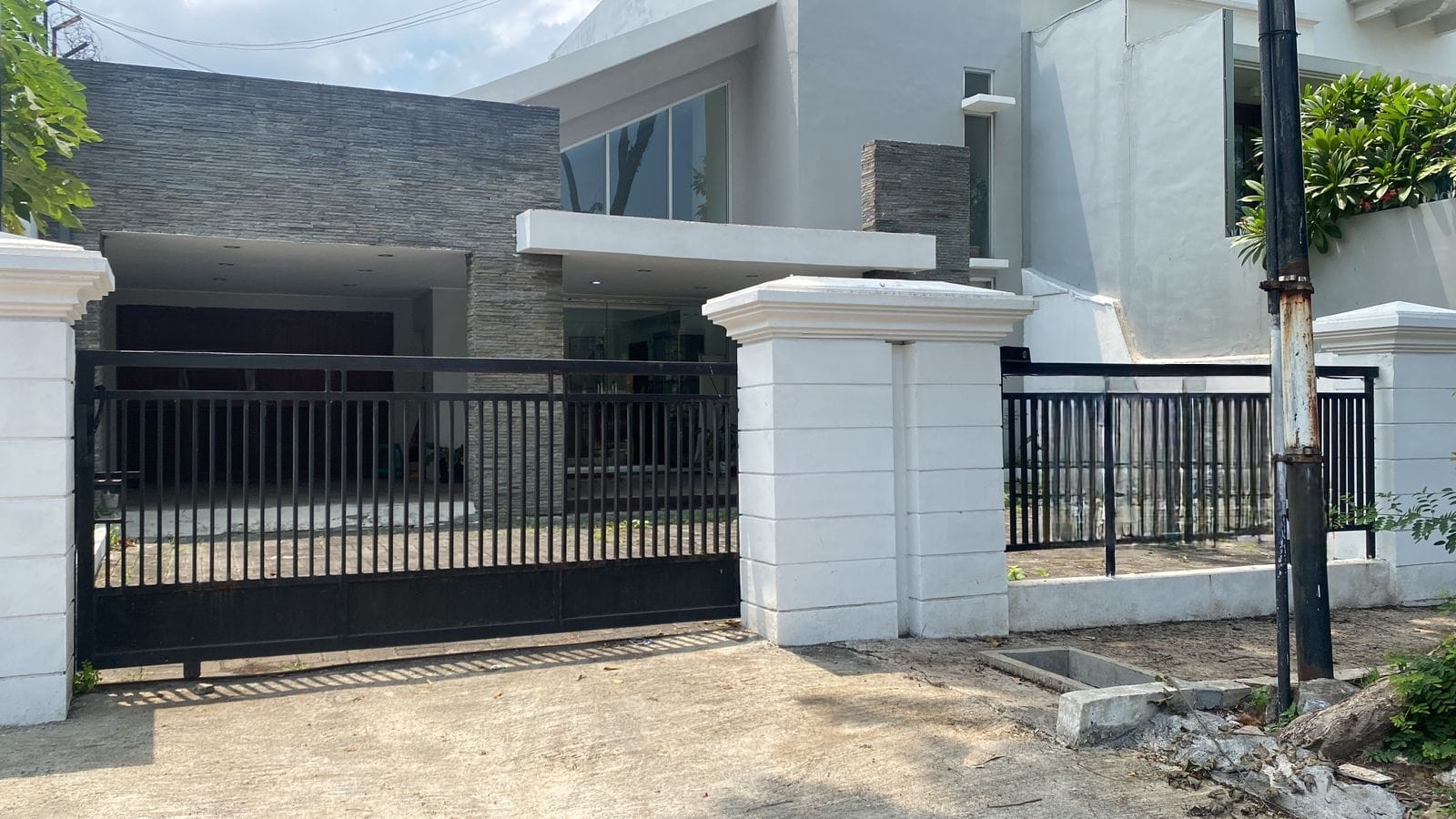 Dijual Rumah Strategis di Wr Supratman Surabaya Pusat - Image 1