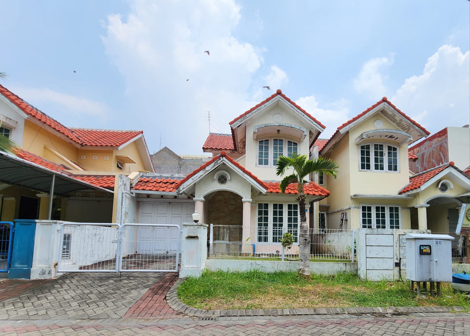 Dijual Rumah 2 Lantai Strategis di Villa Valensia Surabaya Barat - Image 1