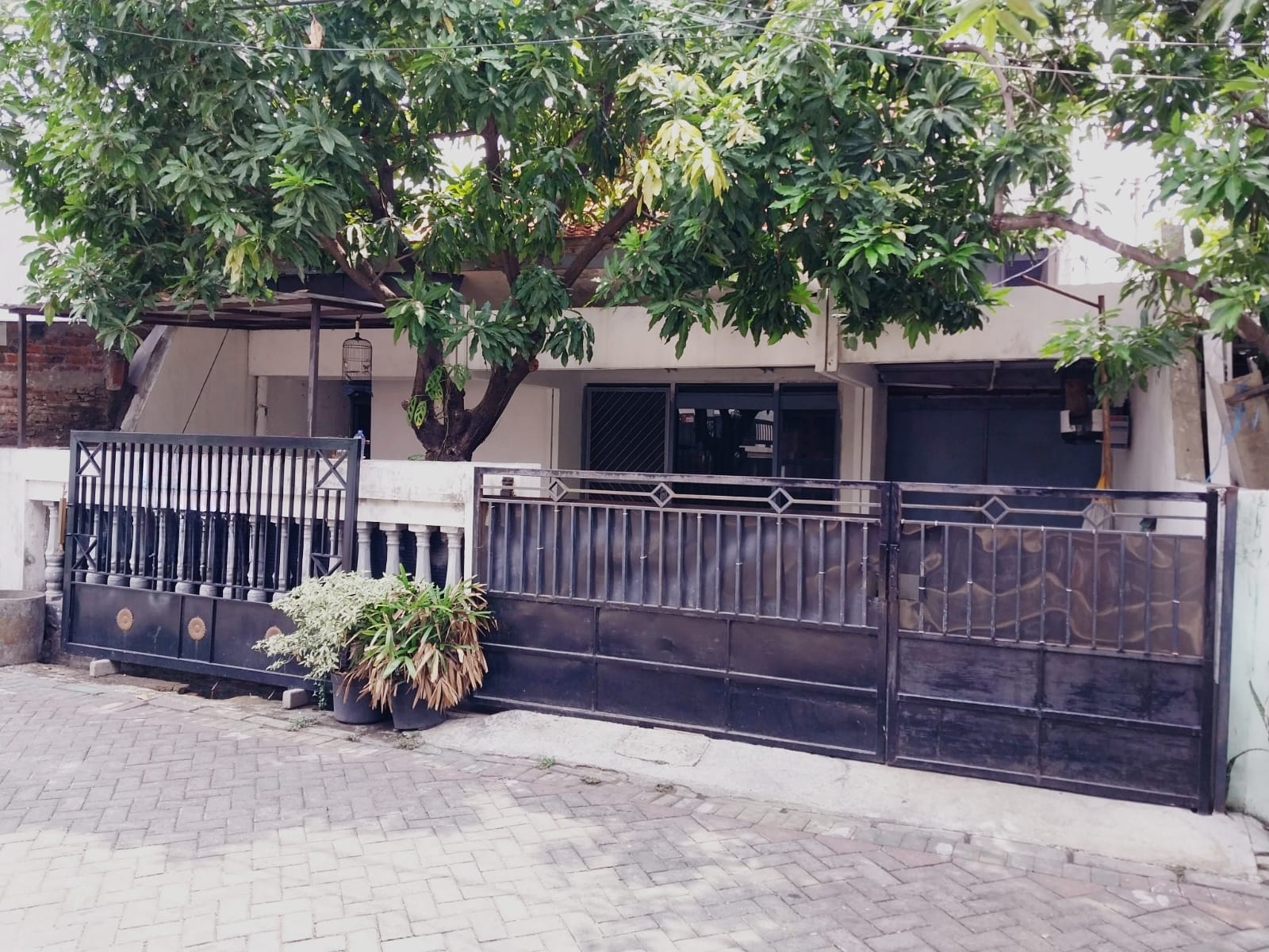 Dijual Rumah Strategis di Nginden Surabaya Timur - Image 1