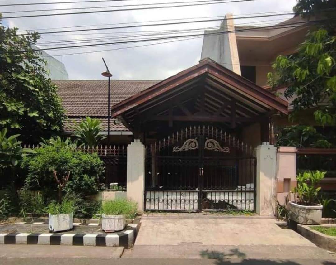 Jual Cepat Rumah Luas Lokasi Strategis Dekat Fasilitas Umum Surabaya Selatan - Image 1