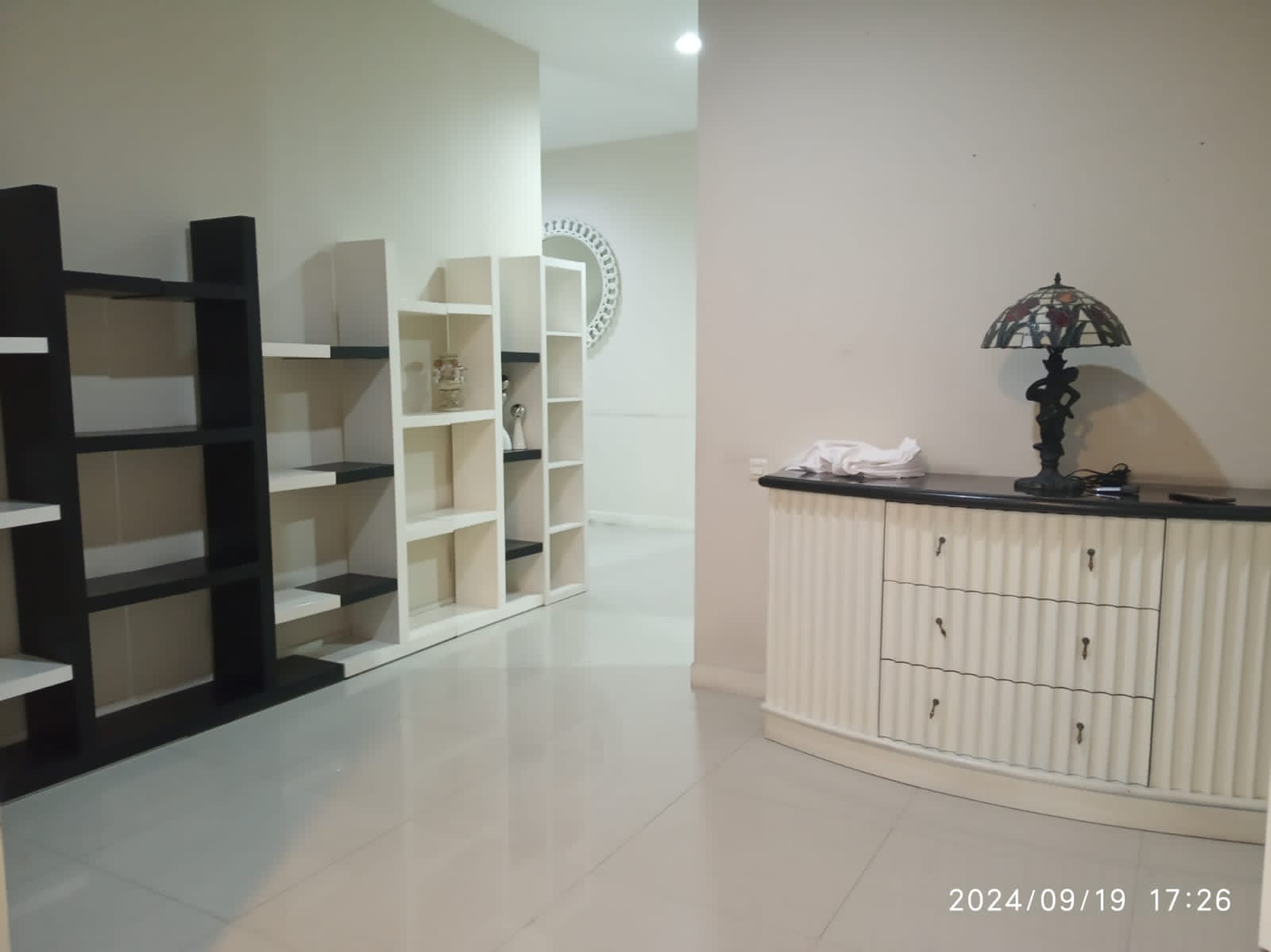 Disewakan Rumah Mewah dan Nyaman Royal Residence Surabaya Barat - Thumbnail 3