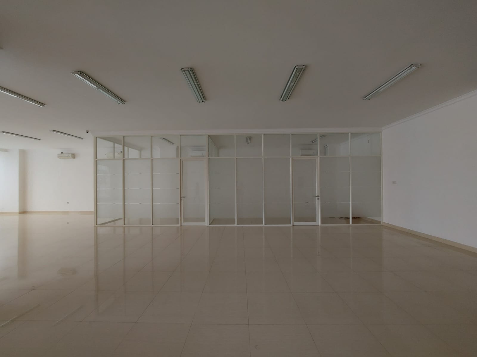 Disewakan Bangunan Mewah di Raya HR Muhammad Surabaya Barat - Image 1