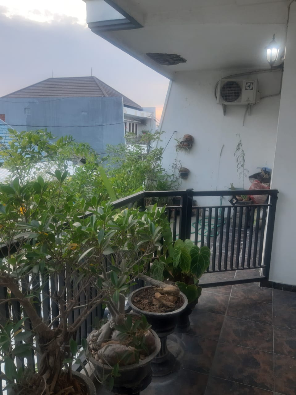 Rumah Dijual Full Furnish Lokasi Strategis Wisma Tengger Surabaya Barat - Thumbnail 4