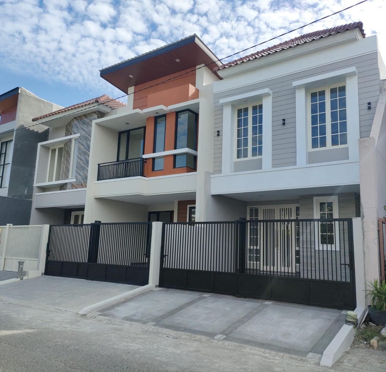 Jual Rumah 2 Lantai di Pantai Mentari Cluster Pacific Regency Surabaya Utara - Image 1