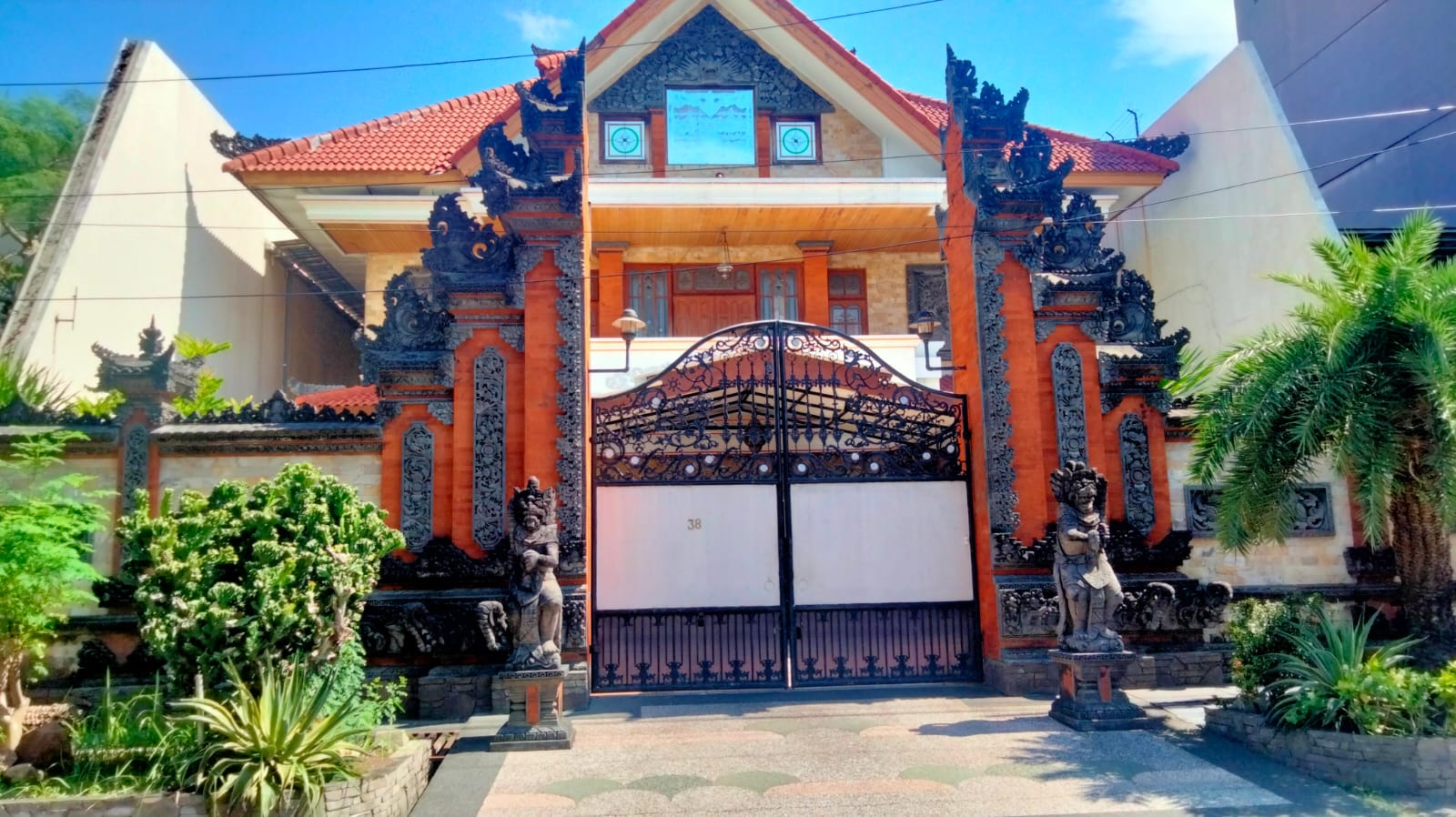 Dijual Rumah Mewah Lokasi Strategis 2 Lantai Surabaya Pusat - Image 1