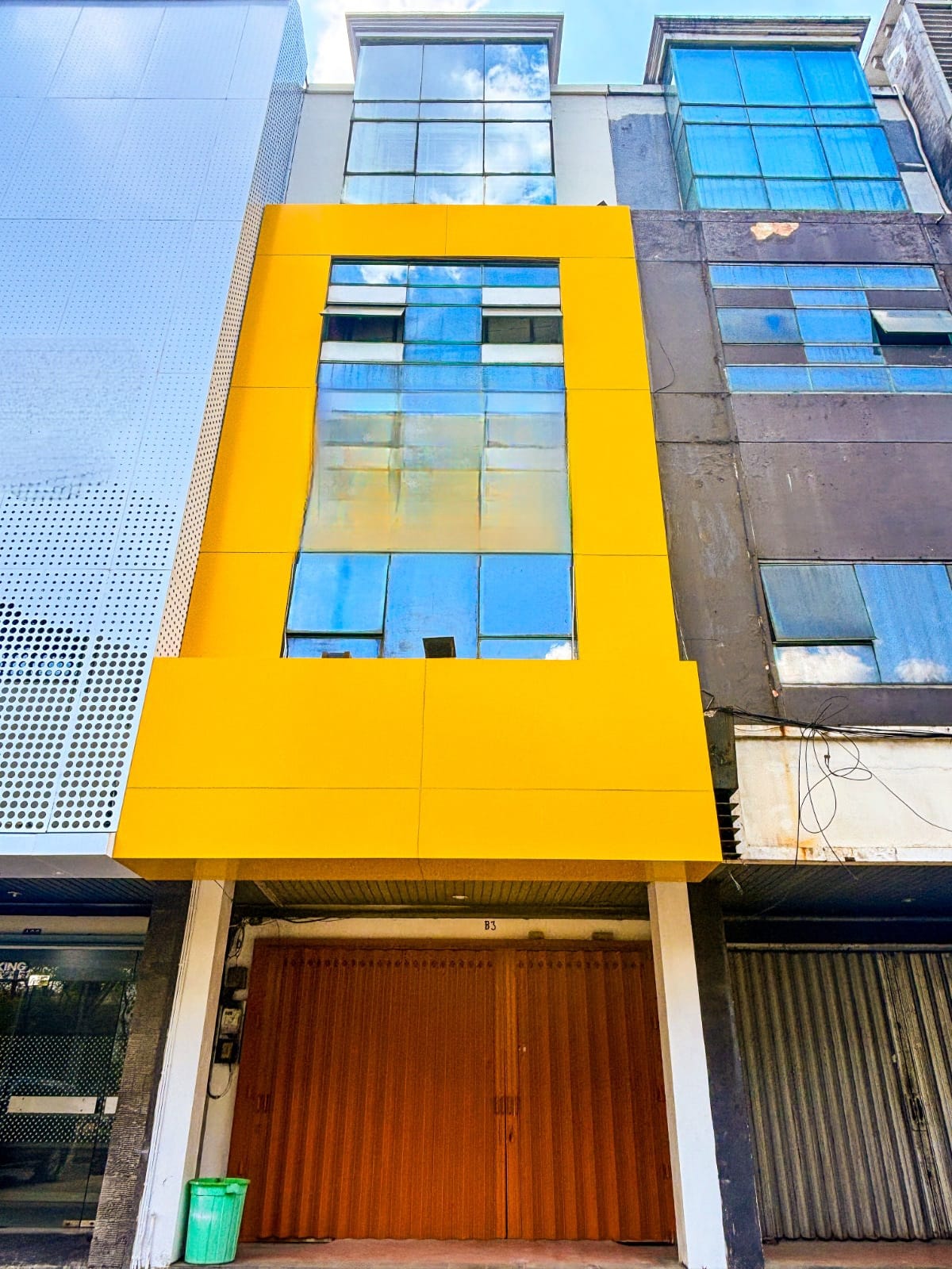 Dijual Ruko Jejer 2 Unit 3 Lantai di Raya Mayjend Sungkono Surabaya Barat - Image 1