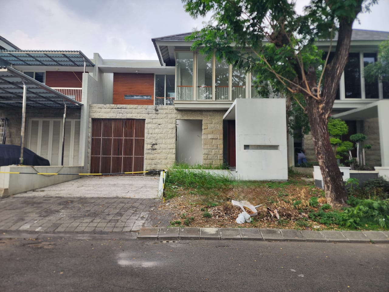 Dijual Cepat Rumah 2 Lantai Lokasi Premium Grand Eastwood Citraland Surabaya - Image 1