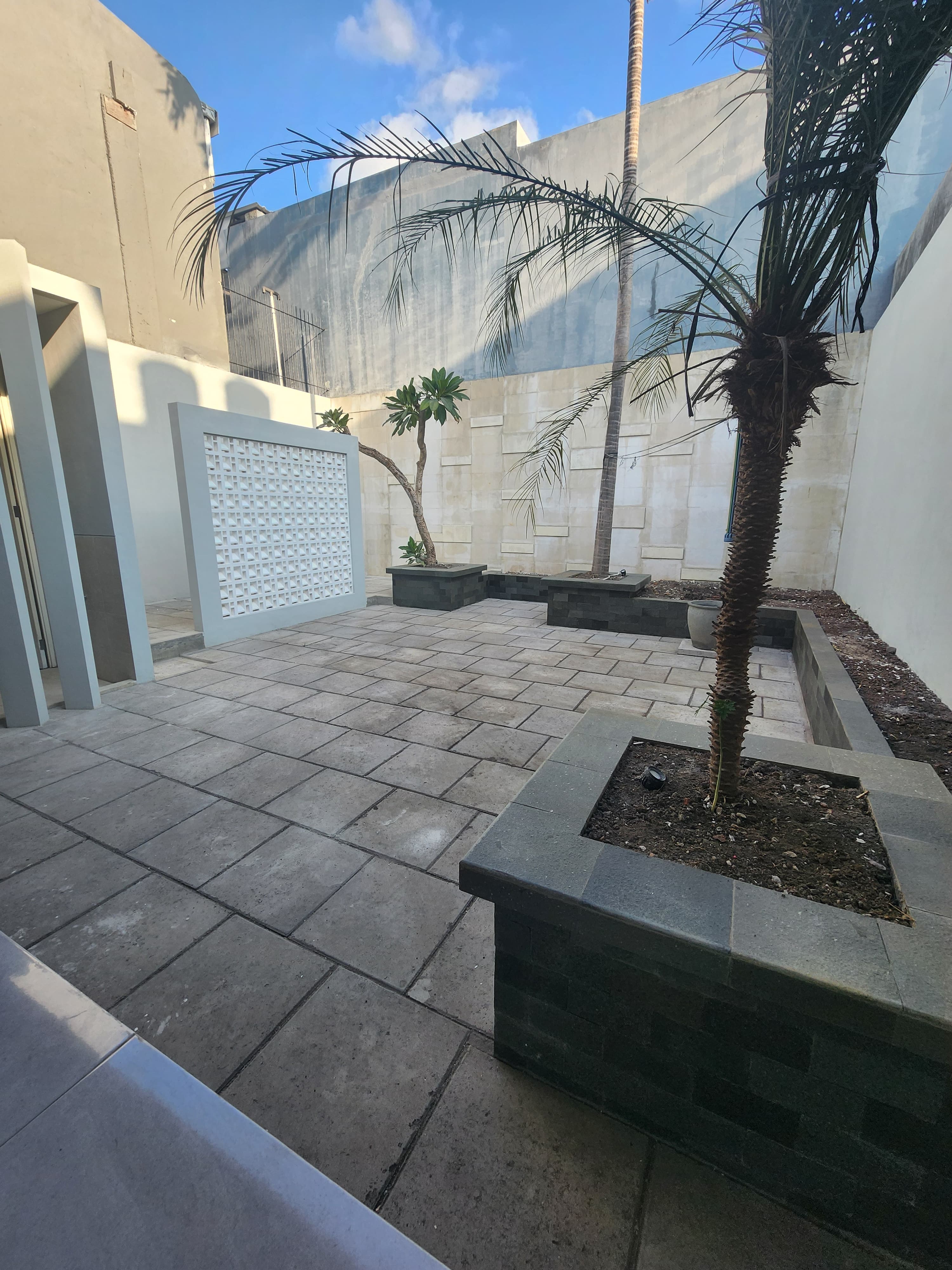 Disewakan Rumah Minimalis Pakuwon Indah Surabaya Barat - Image 1