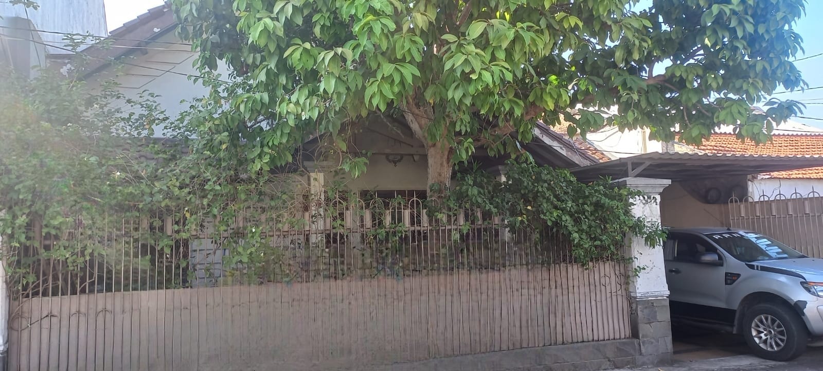 Sewa Rumah Nyaman Lokasi Strategis di Klampis Ngasem Surabaya Timur - Image 1