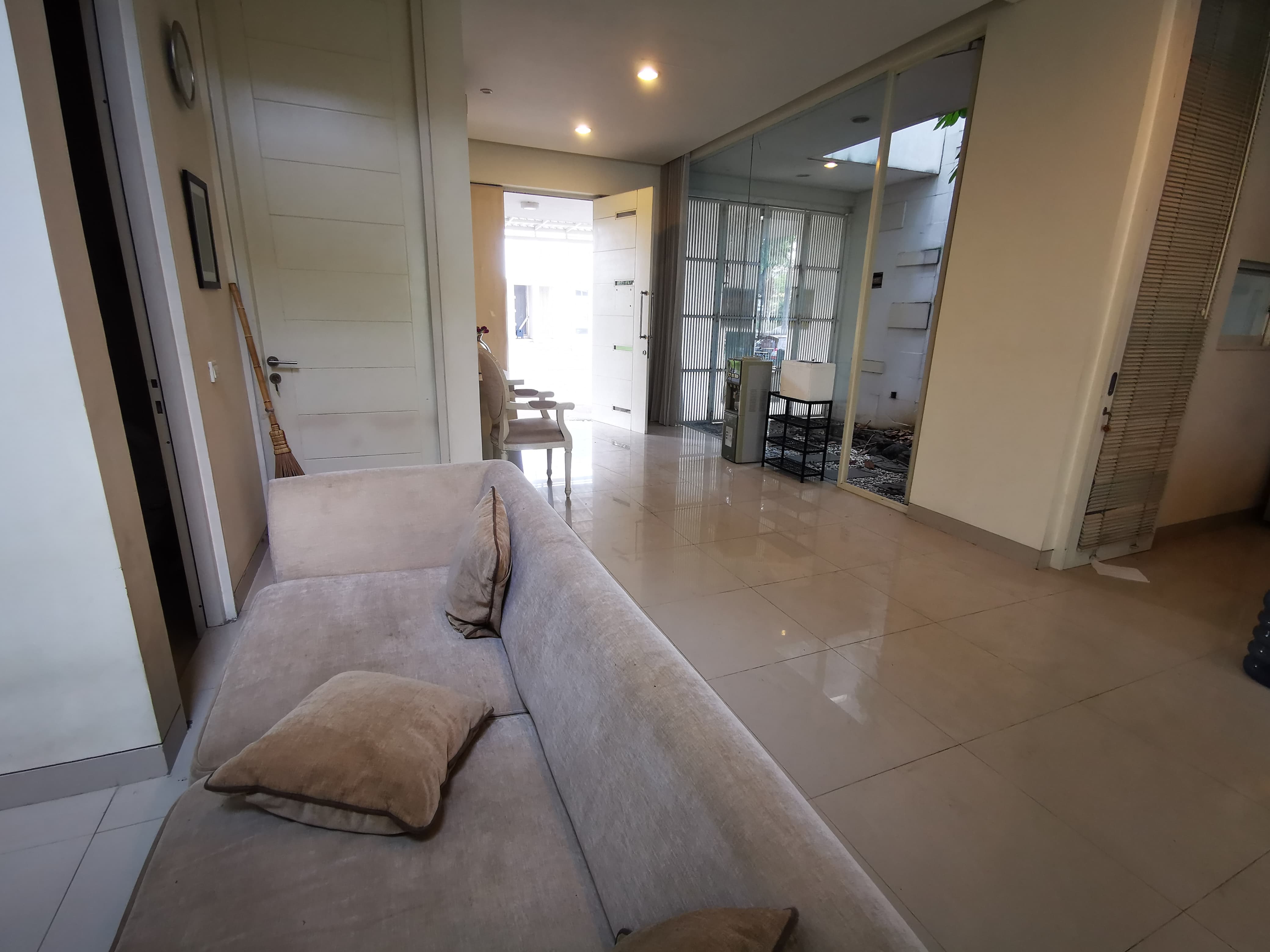 Disewakan rumah di Pakuwon Mansion - Thumbnail 3