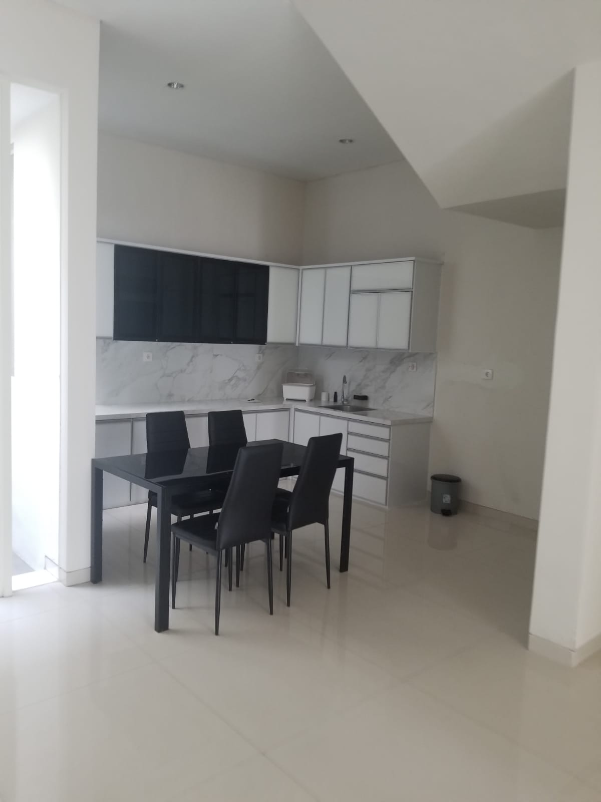 Disewakan rumah bagus di Taman Gapura Citraland Surabaya Barat - Thumbnail 3