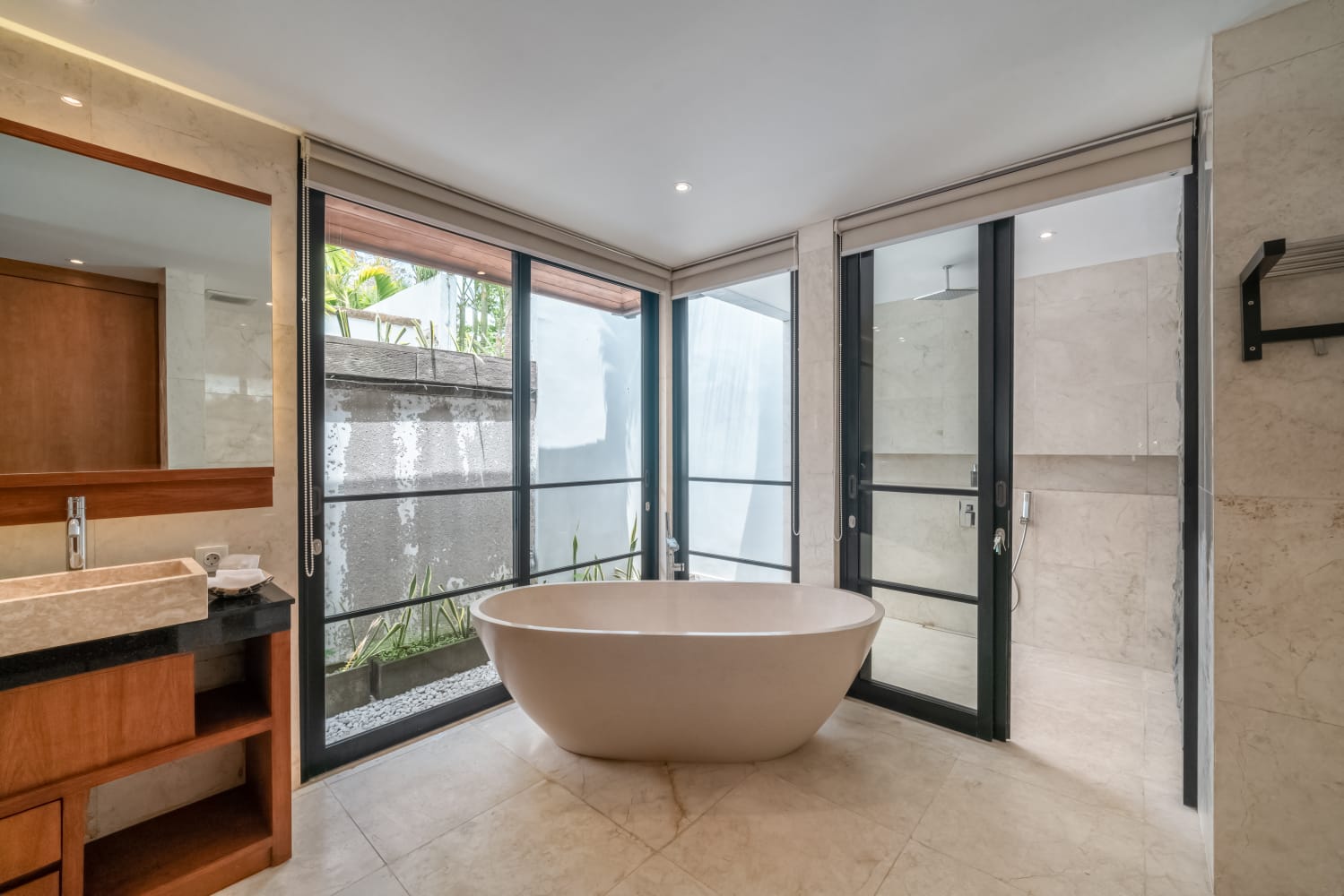 Dijual Hotel Bintang 5 Lokasi Strategis di Surabaya Pusat - Image 1