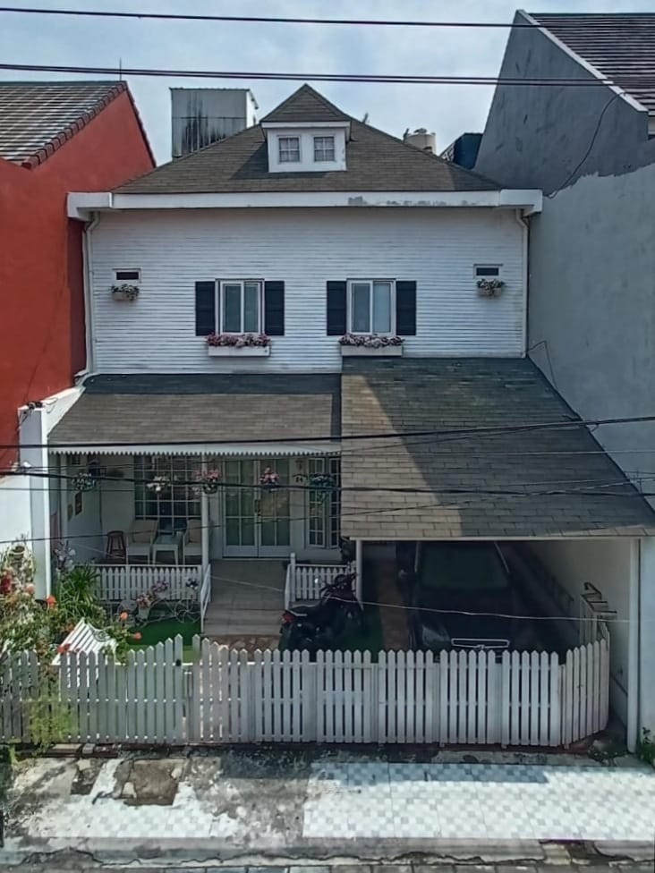 Dijual Rumah Style American Shabby Chic Full Furnished Area Perak Barat Surabaya Utara - Image 1