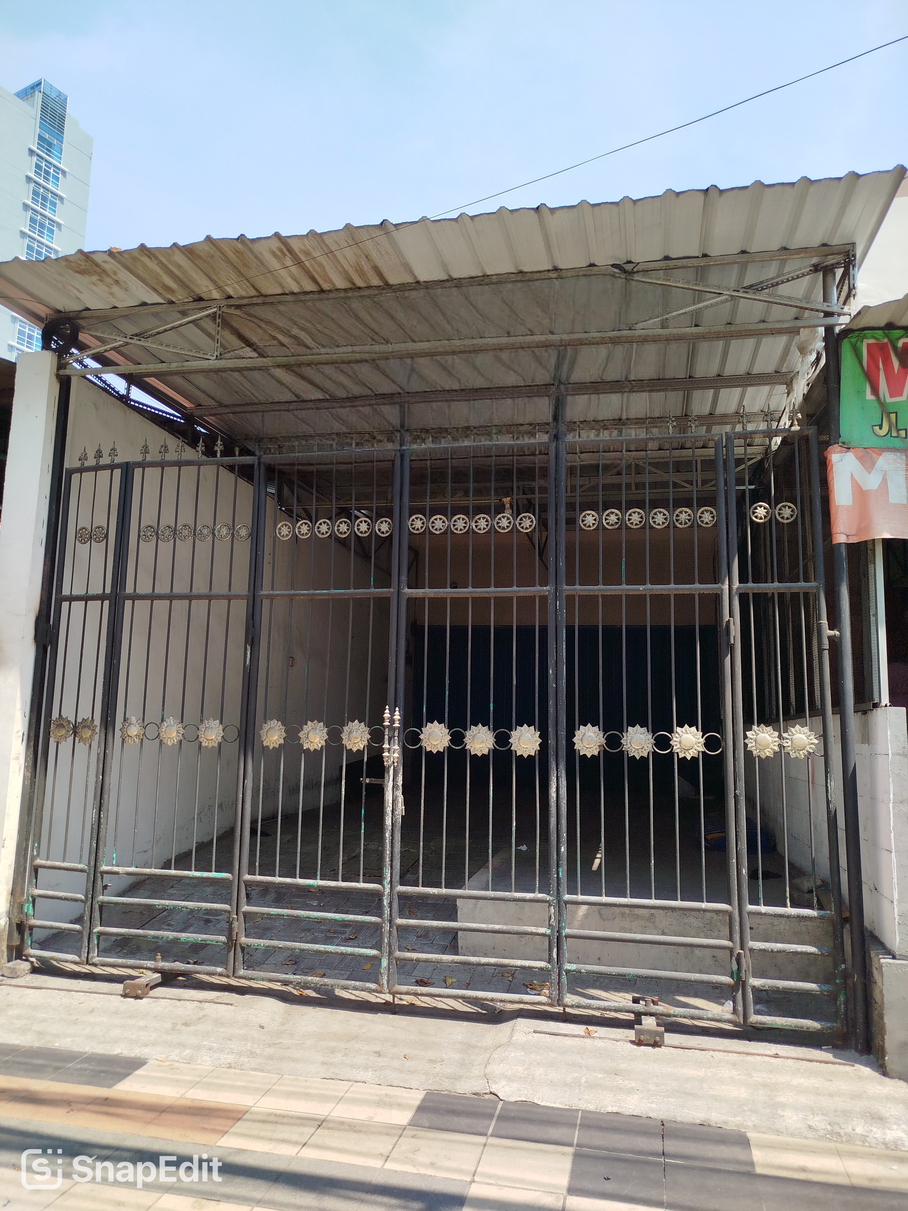 Disewakan ruko 2 lantai raya Tenggilis, Surabaya Selatan - Image 1