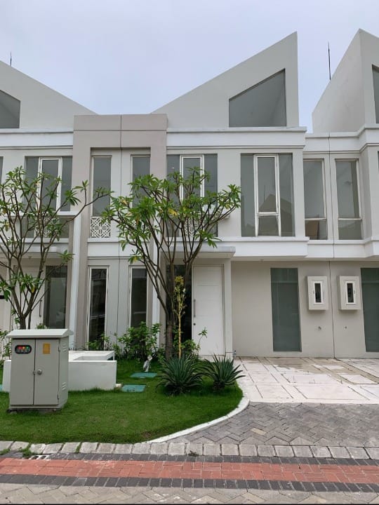 Dijual/Disewakan Rumah Bagus Nyaman Grand Pakuwon Surabaya Barat - Image 1