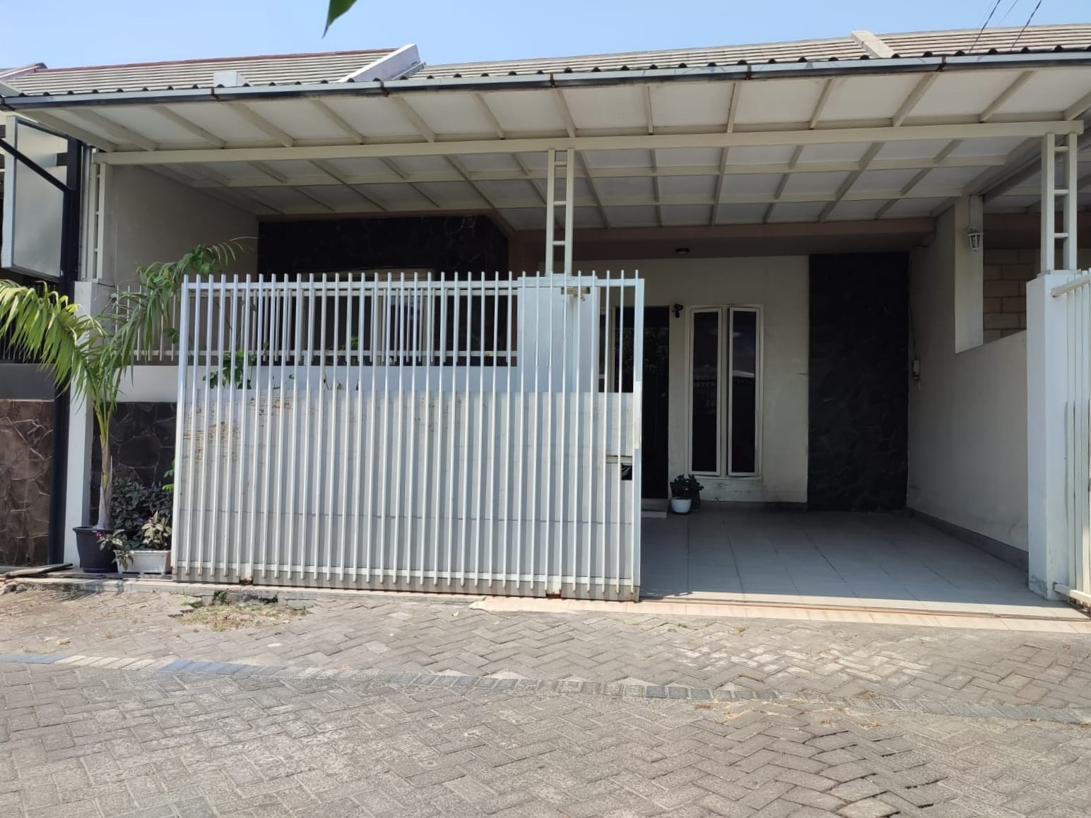 Dijual Rumah Minimalis Siap Huni di Griya Kebraon Utama Surabaya Selatan - Image 1