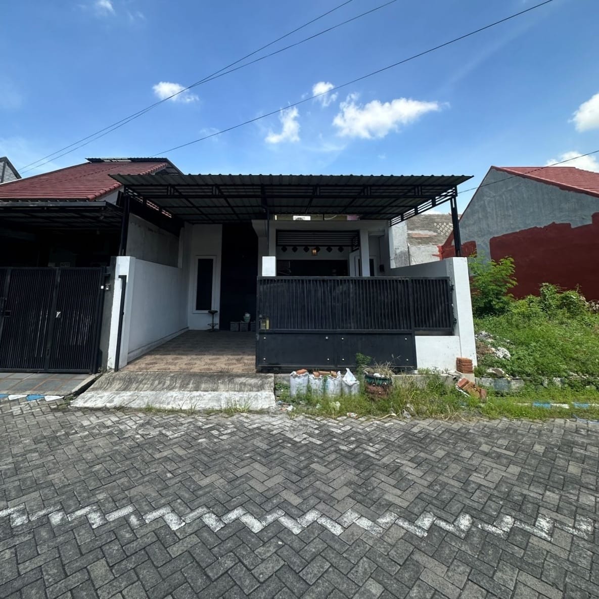 Dijual Rumah Nyaman Siap Huni Area Griya Kebraon Utama Surabaya Selatan - Image 1