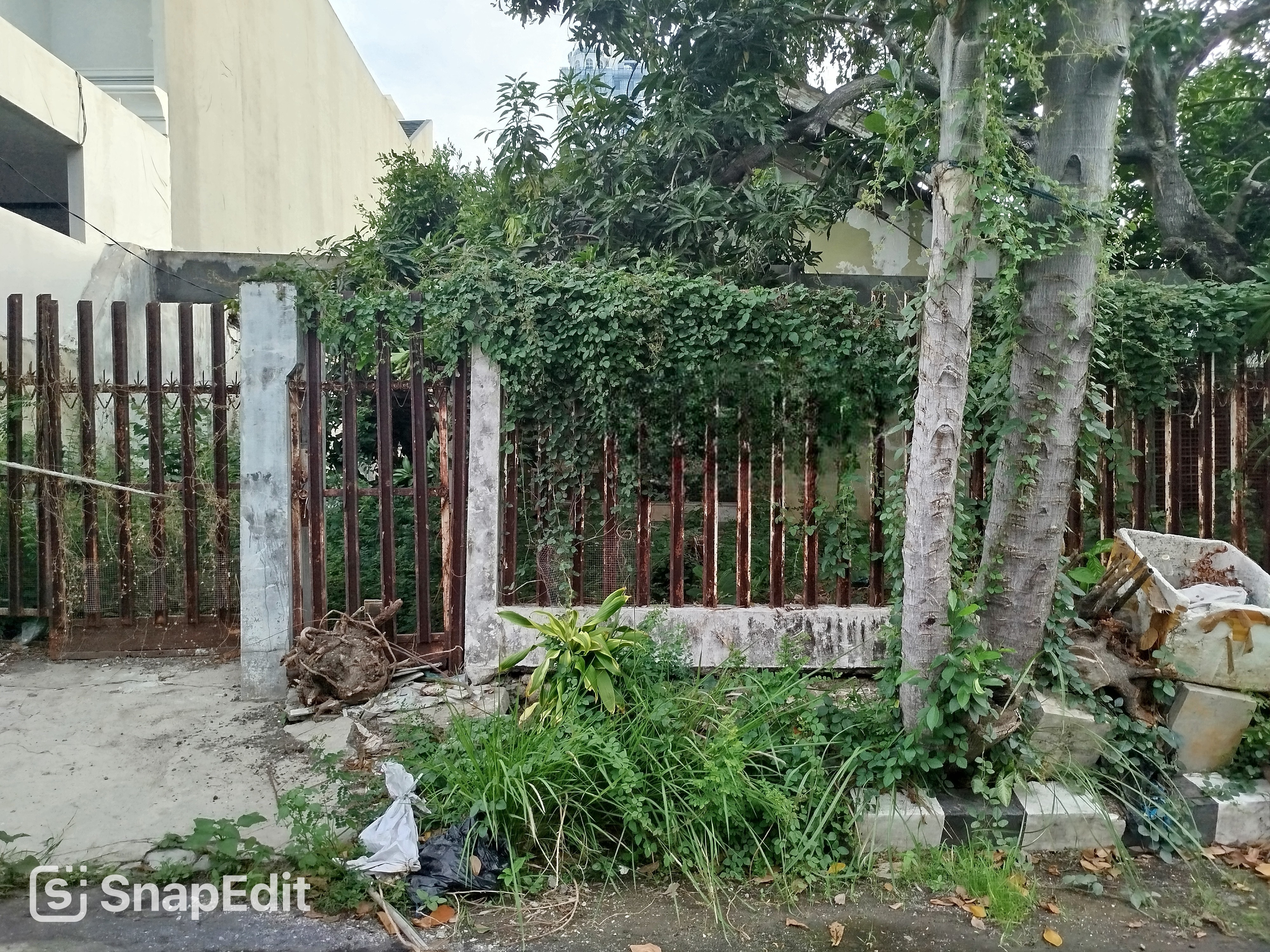 Dijual rumah hitung tanah Darmo Permai Selatan Surabaya Barat - Image 1