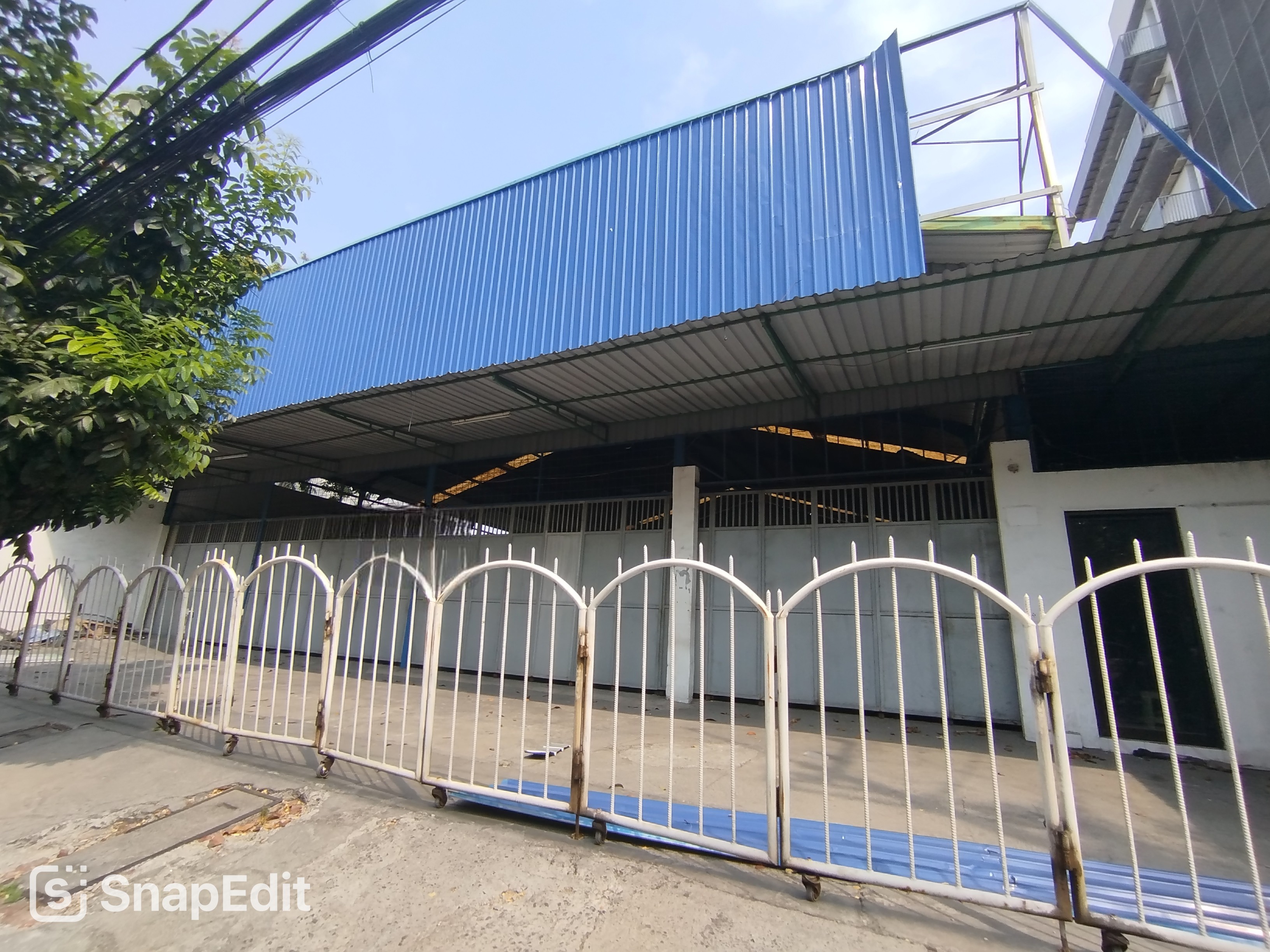 Disewakan Bangunan luas di Raya Jemursari Surabaya Timur - Image 1