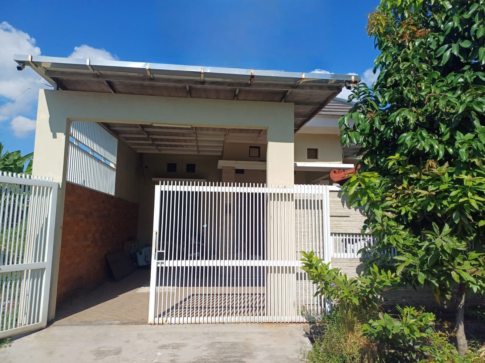 Dijual Rumah Terawat Nyaman di Griya Kebraon Utama Surabaya Selatan - Image 1