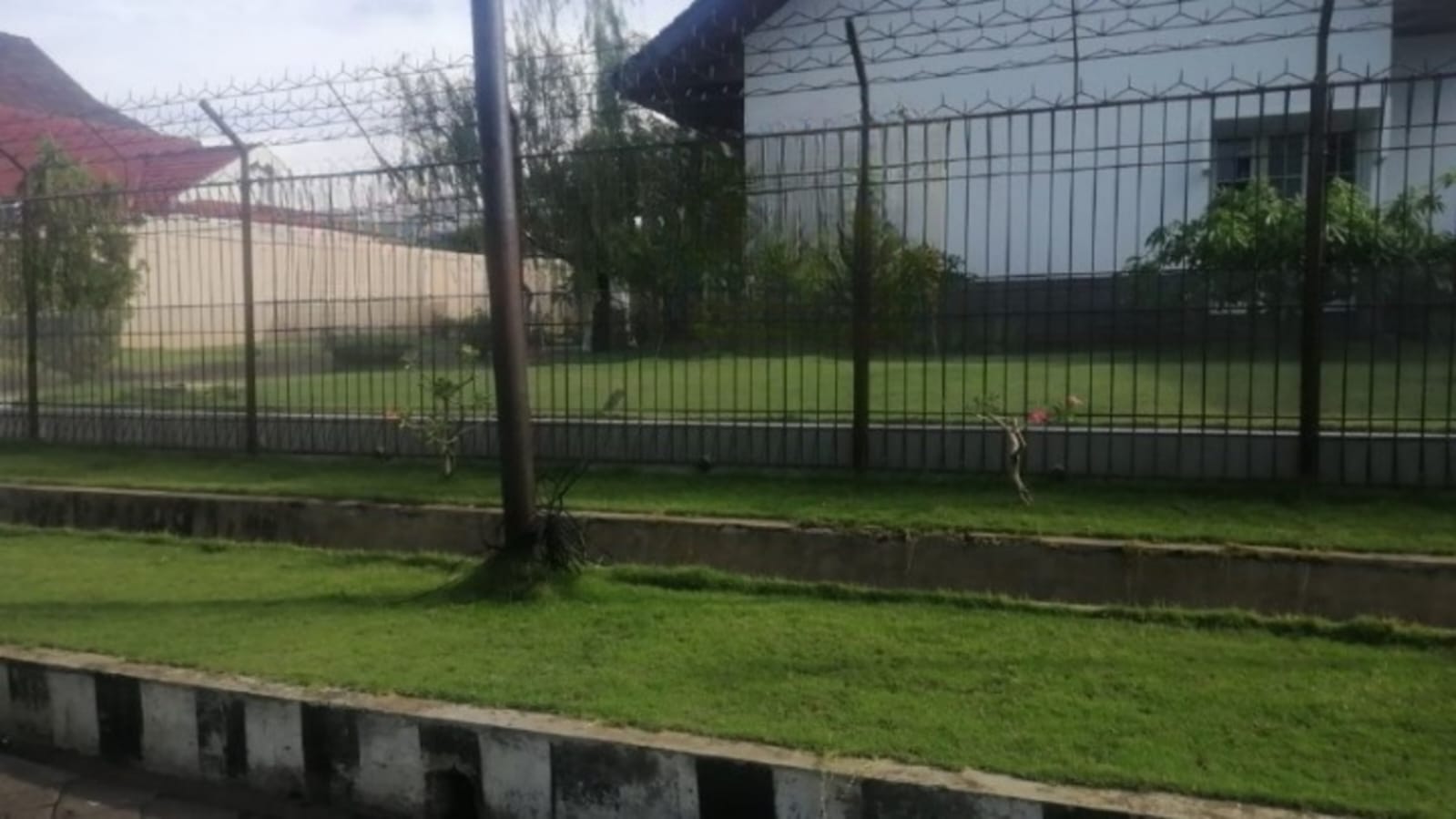 Dijual Rumah Mewah Strategis di Panjang Jiwo Permai Surabaya Selatan - Image 1