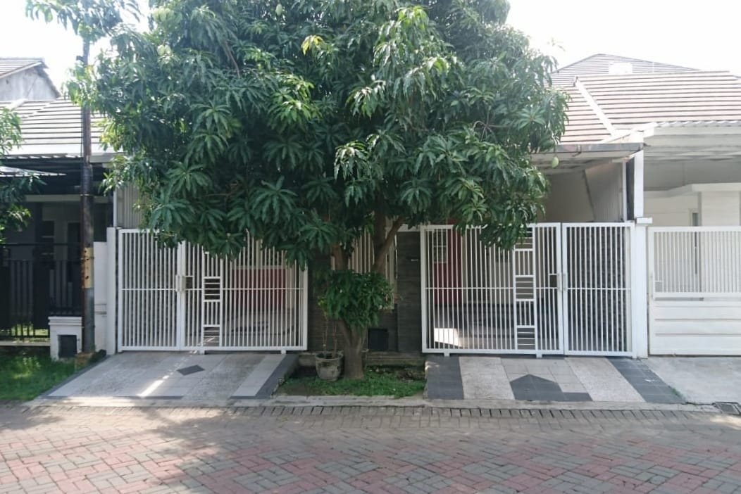 Dijual Rumah Nyaman 1,5 Lantai di Kawasan Strategis Purimas Surabaya Timur - Image 1