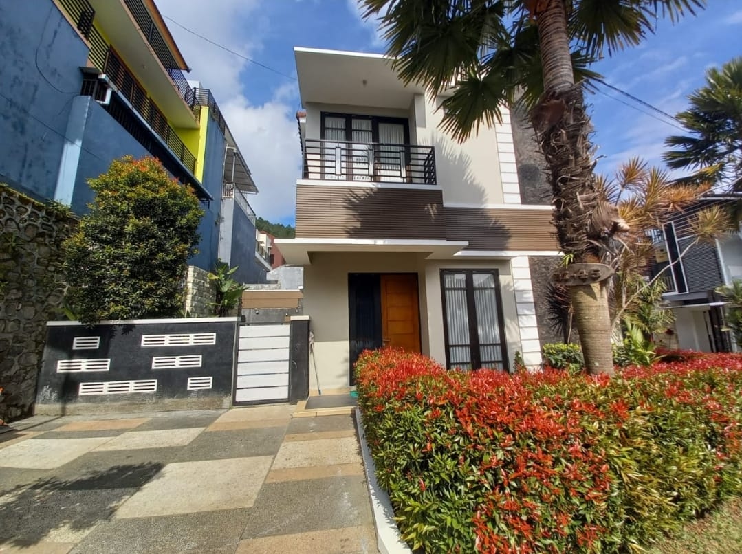 Dijual Villa Mewah dan Modern di Kusuma Pinus Batu Malang - Image 1