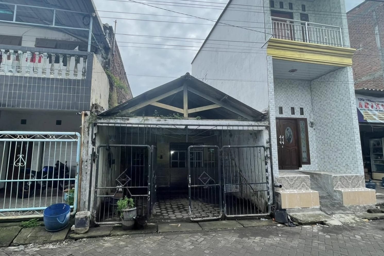 Dijual Cepat Rumah Hitung Tanah di Jalan Brigjen Katamso Waru Sidoarjo - Image 1