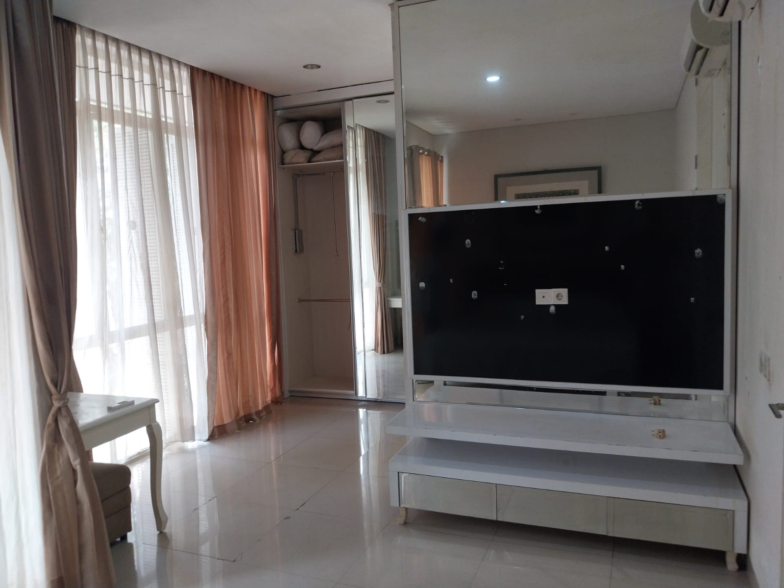 Disewakan rumah furnish pakuwon indah sby barat - Image 1