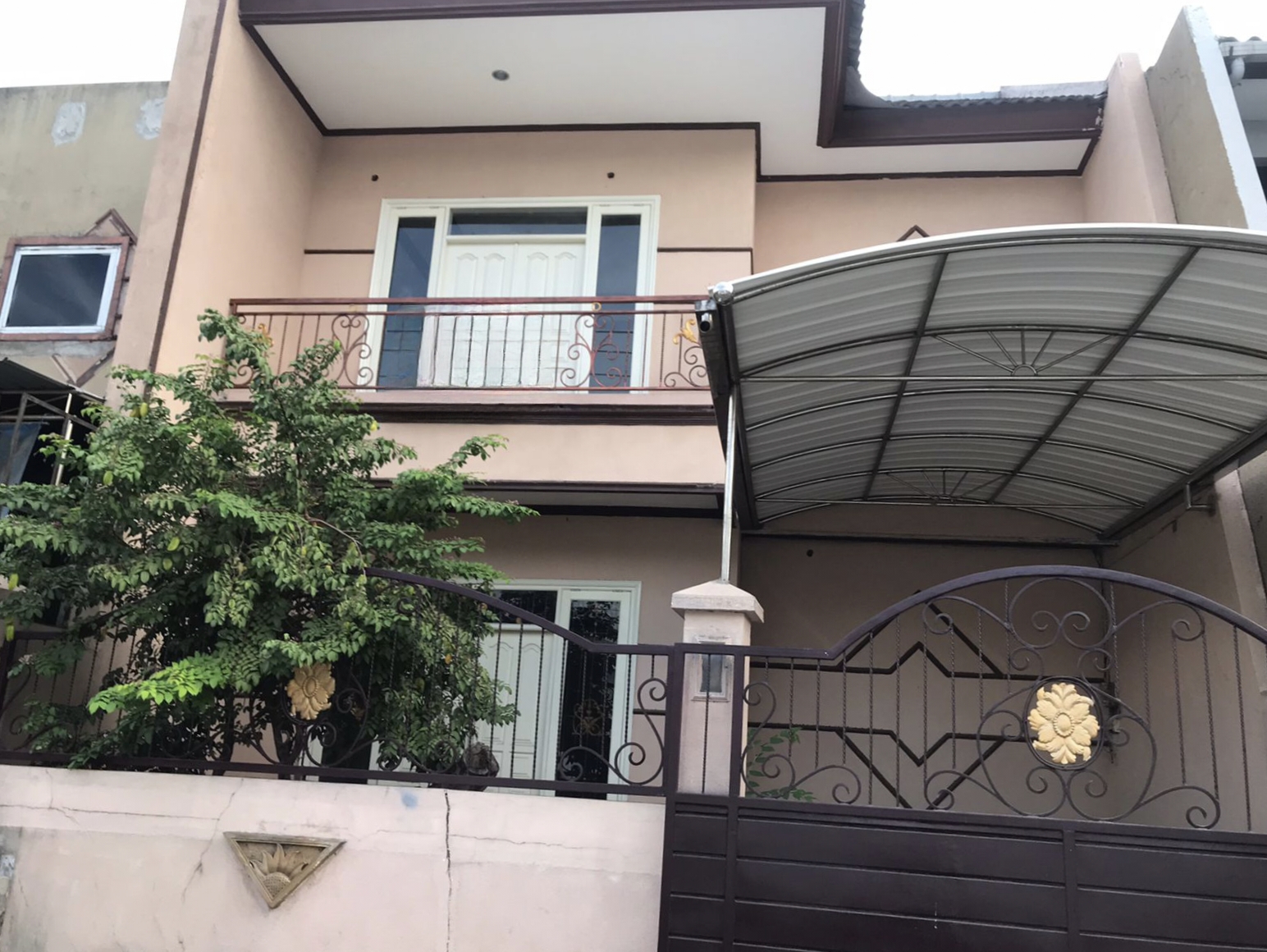 Disewakan Rumah Siap Huni Strategis Klampis Semolo Surabaya Timur - Image 1