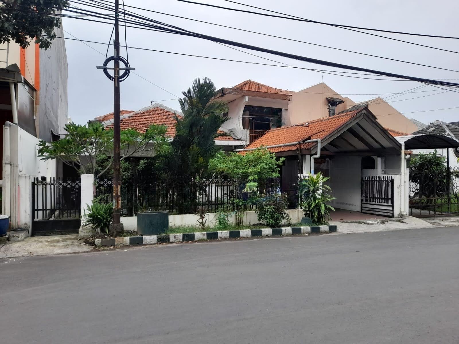 Dijual Rumah Strategis Ketintang Surabaya Selatan - Image 1