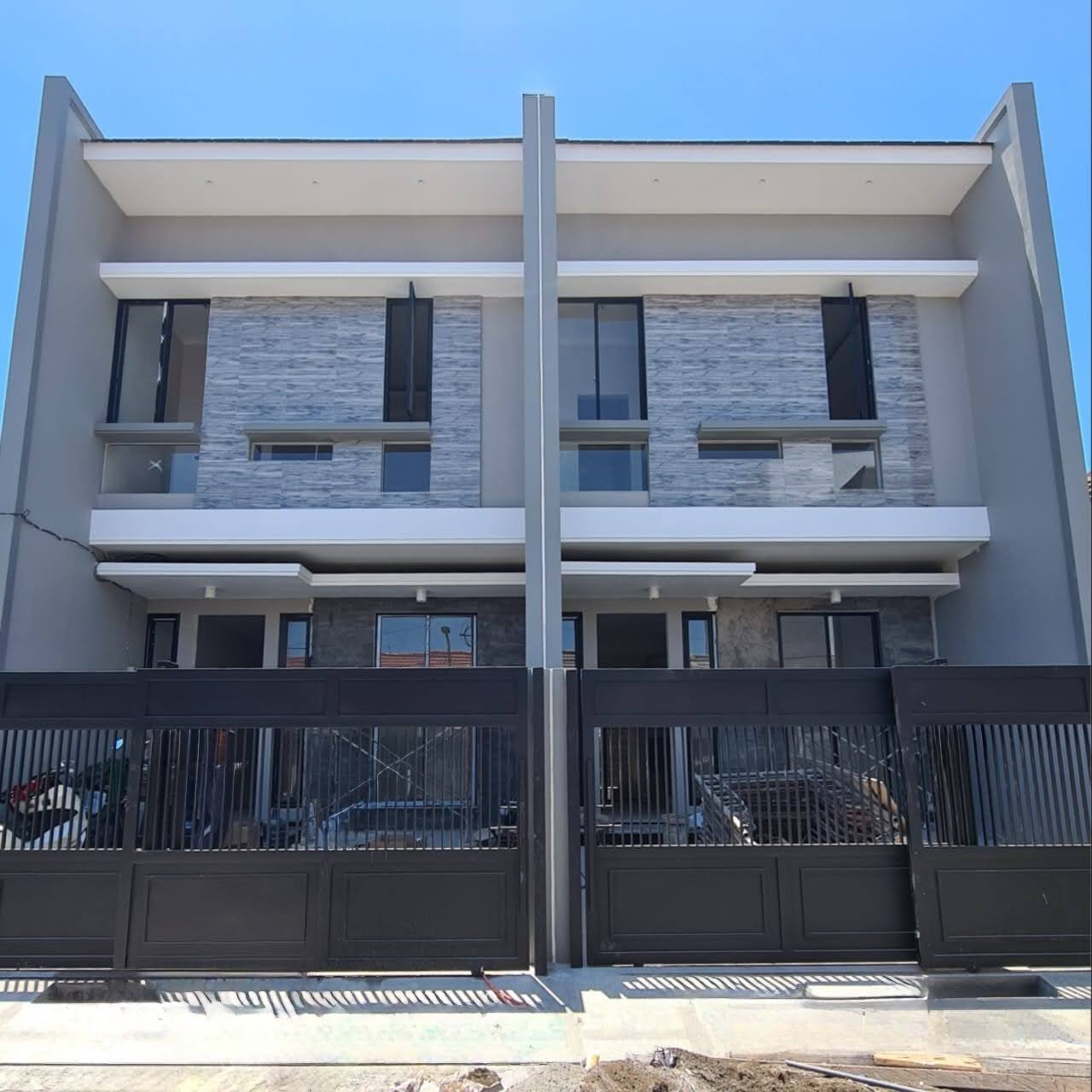 Dijual Rumah Elegan Hadap Selatan di Klampis Semolo Timur Surabaya Timur - Image 1