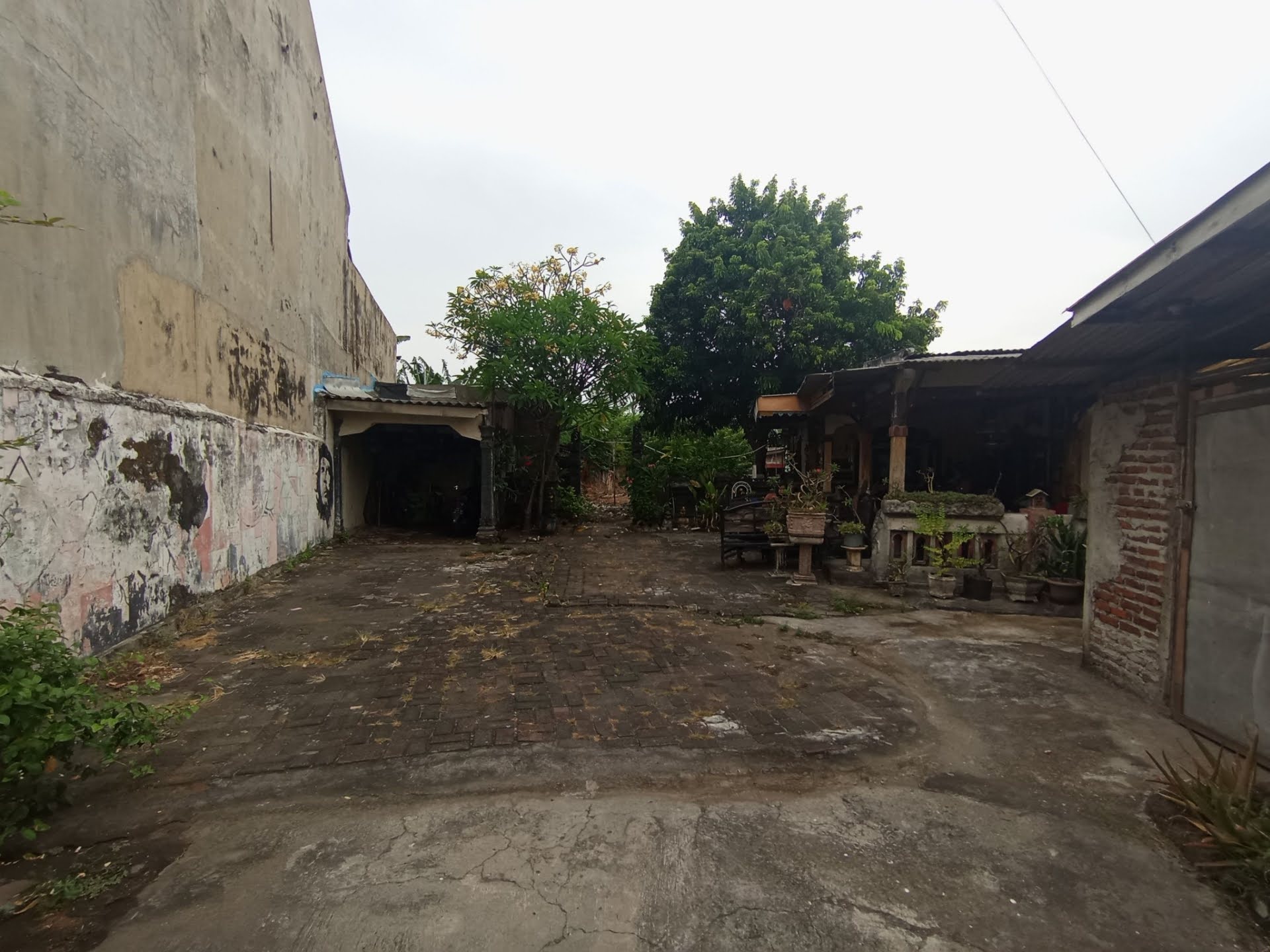 Dijual Tanah + Bangunan Strategis di Jalan Abdul Karim Surabaya Timur - Image 1