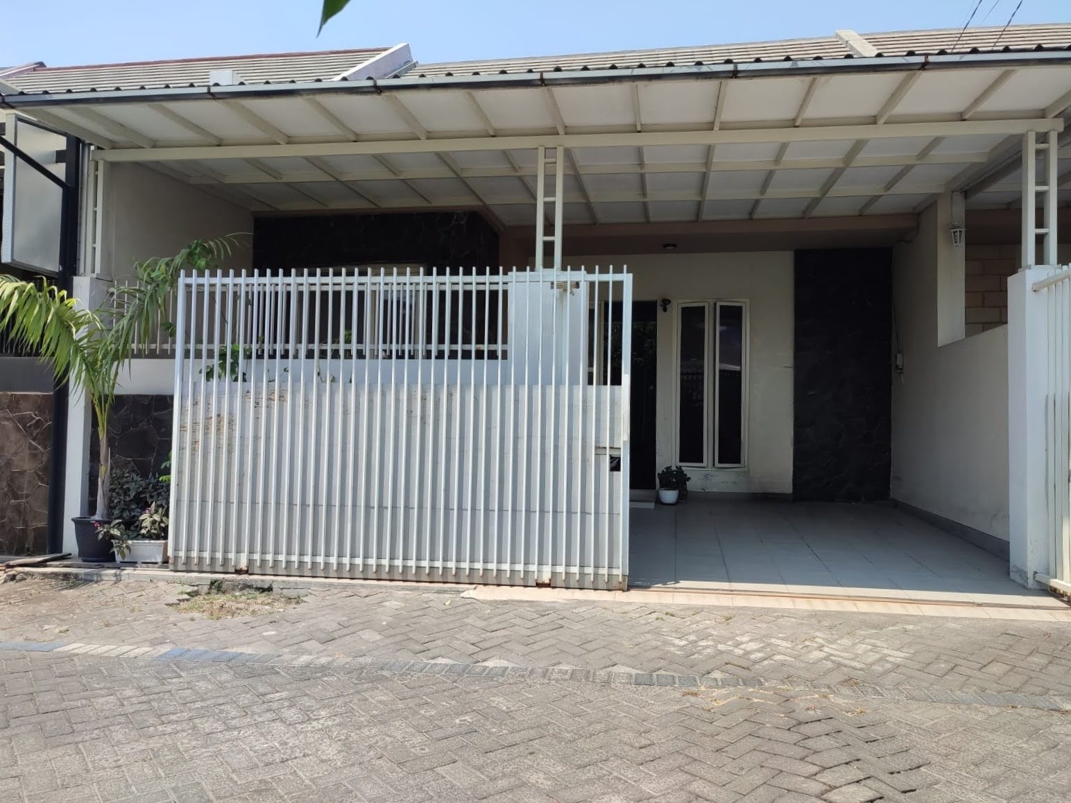 Dijual Rumah Terawat Siap Huni di Griya Kebraon Utama Surabaya Selatan - Image 1