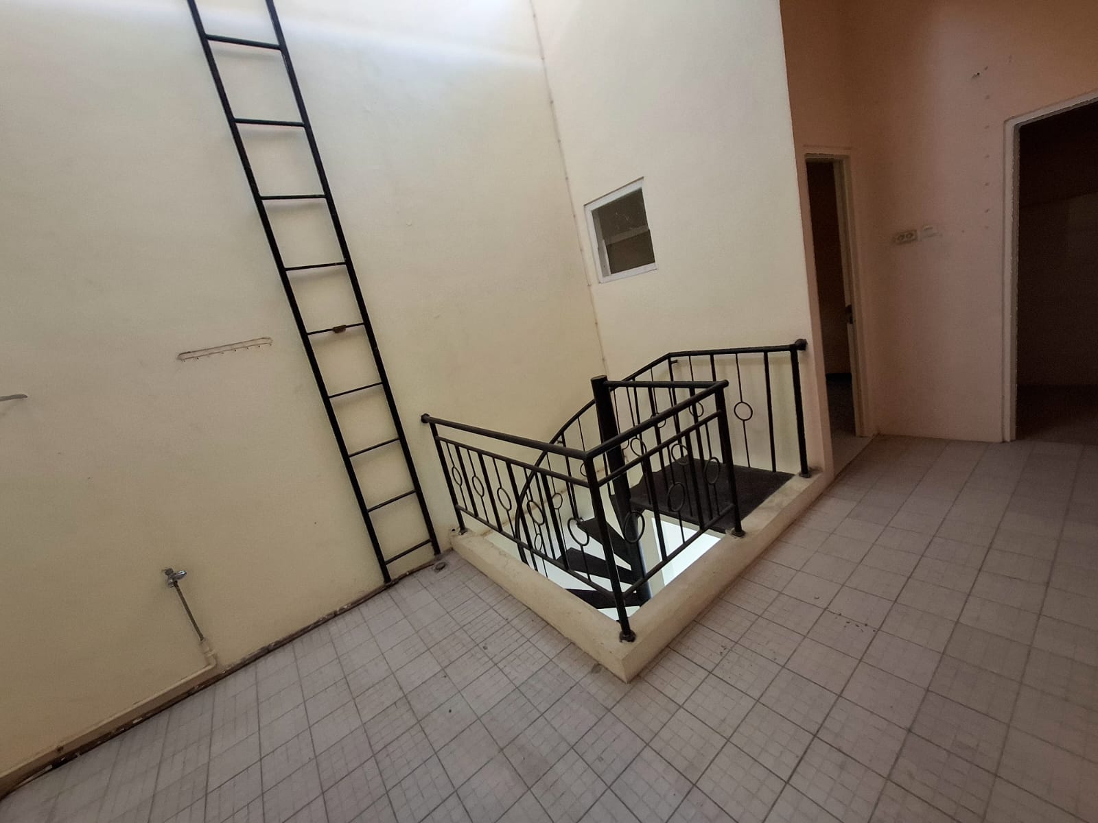 Dijual Rumah Strategis di Kutisari Indah Utara Surabaya selatan - Thumbnail 2