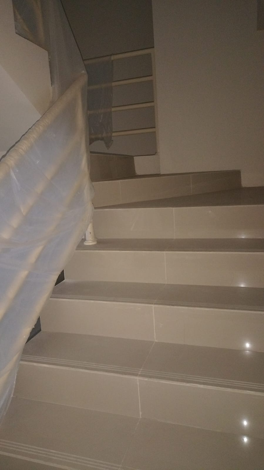 Disewakan Murah  Ruko Baru 3 Lantai Alessandro Vittorio Citraland Lokasi Strategis Raya Wiyung, Surabaya Barat - Image 1